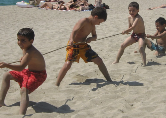 Nens i nenes de cicle inicial gaudint a la platja!