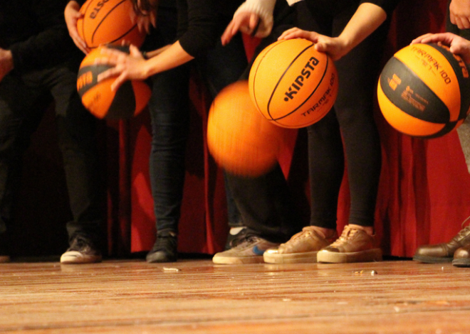 Coreografies amb pilotes a l’escola